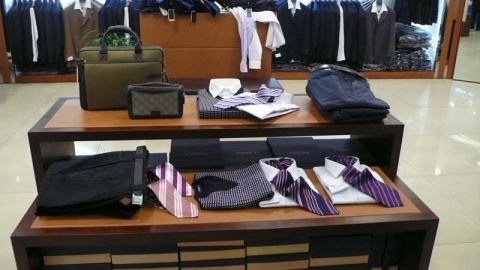 揭秘服装流水台 零售空间的视觉心脏与销售引擎